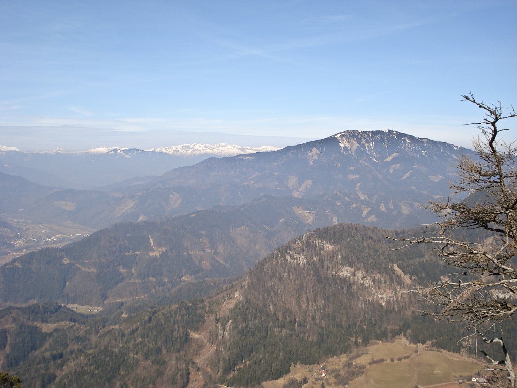 21 Richtung Norden zum Rennfeld im Vordergrund und Ebenstein sowie Hochschwab im Hintergrund.JPG